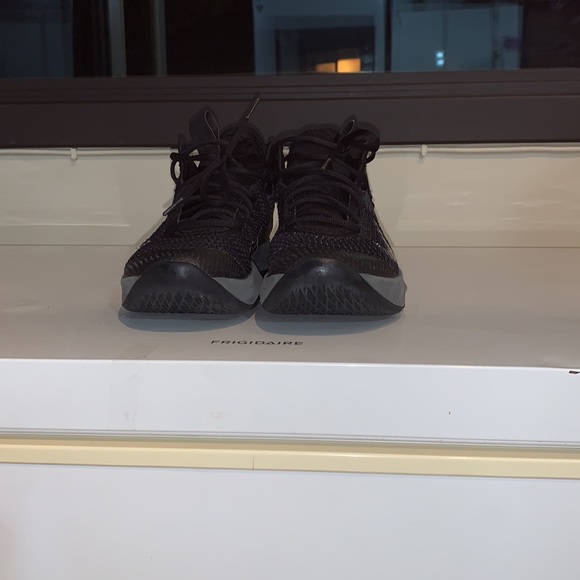 Nike basketball shoes worn very few times and in good condition - Picture 2 of 4